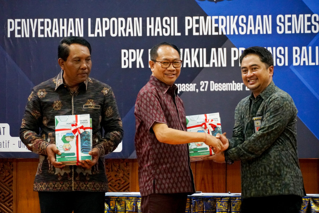 Wabup Suiasa Terima LHP Semester II 2024 dari BPK RI Perwakilan Bali